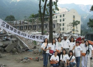 Shen Heyong and students in post-earthquake Sichuan